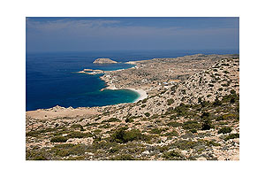 Lefkos - Karpathos - Weit über der Bucht sieht man schon die breiten Sand-/Kiesstrände des Ortes Lefkos.